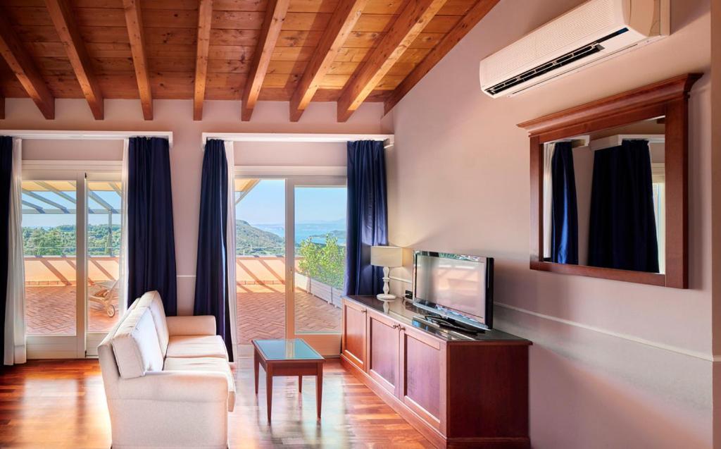 Boffenigo - The Golden Hour Hotel